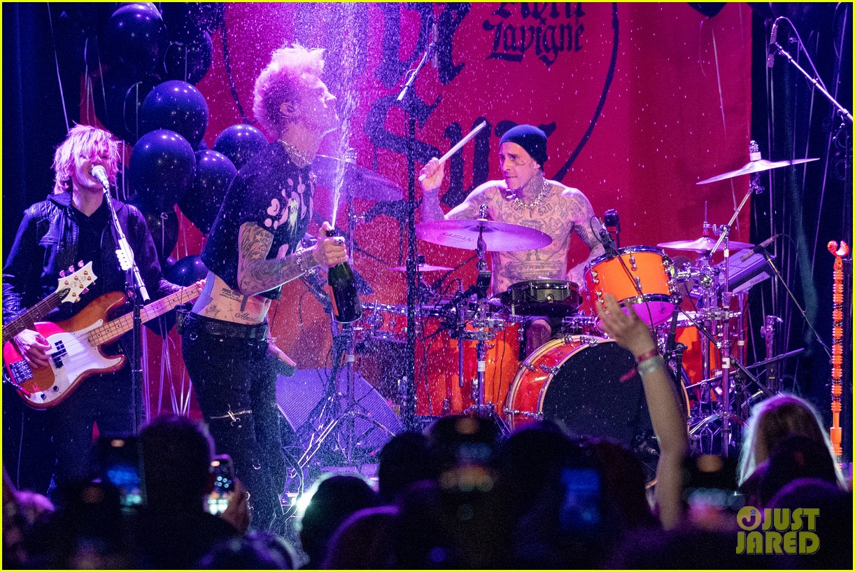 Avril Lavigne & Mod Sun Share a Kiss as They Leave Her Concert in L.A