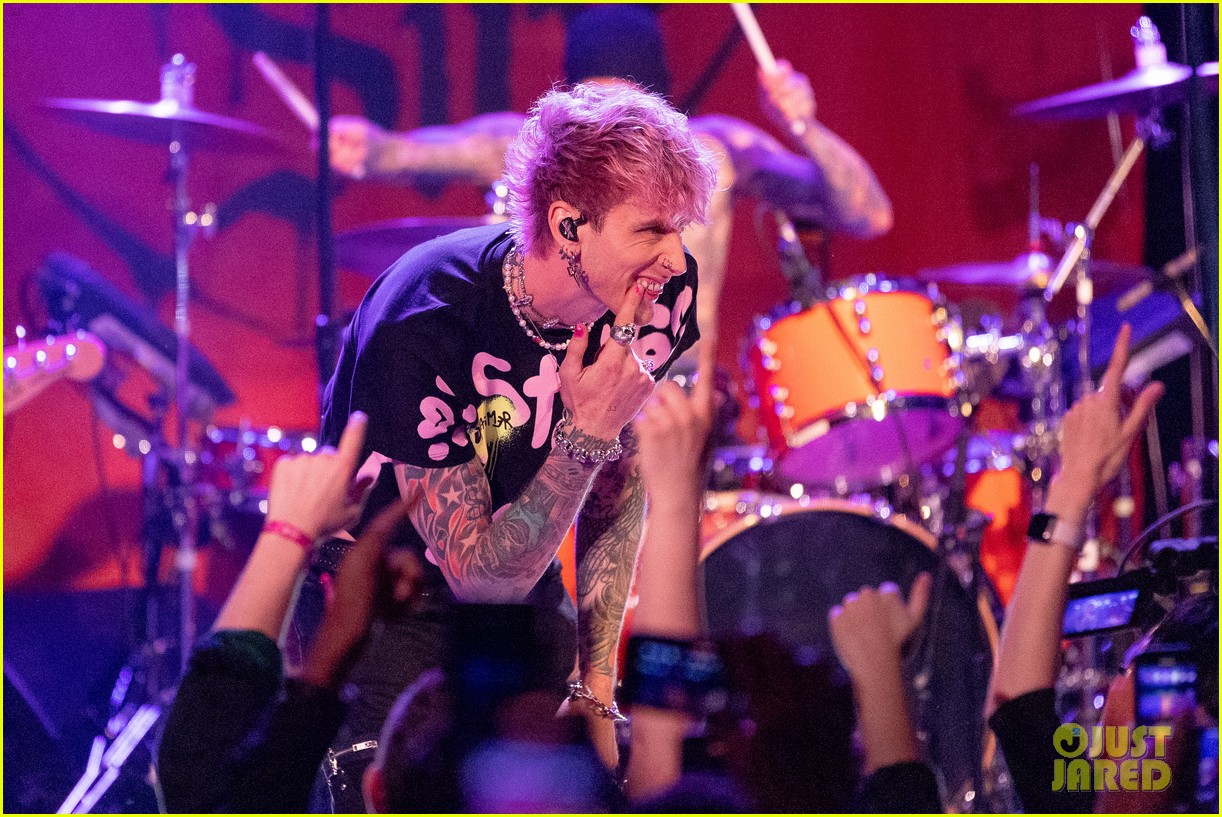 Avril Lavigne & Mod Sun Share a Kiss as They Leave Her Concert in L.A