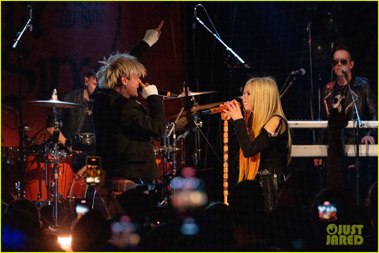 Avril Lavigne & Mod Sun Share a Kiss as They Leave Her Concert in L.A