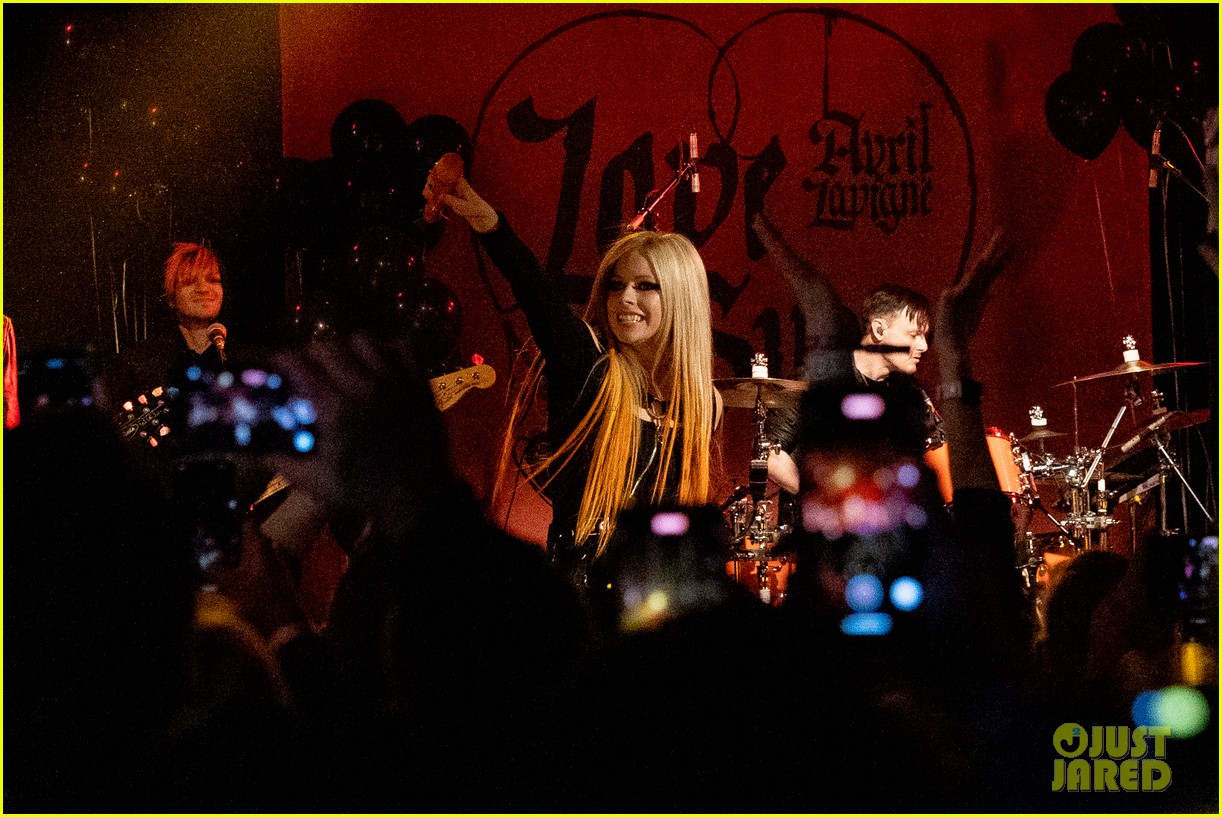 Avril Lavigne & Mod Sun Share a Kiss as They Leave Her Concert in L.A