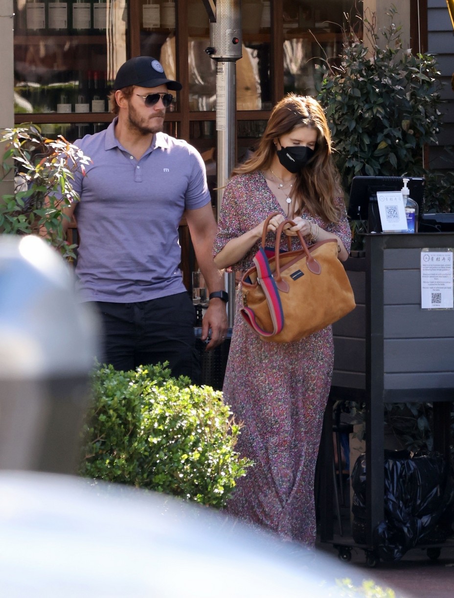 Chris Pratt & Pregnant Katherine Schwarzenegger Step Out For A(01)