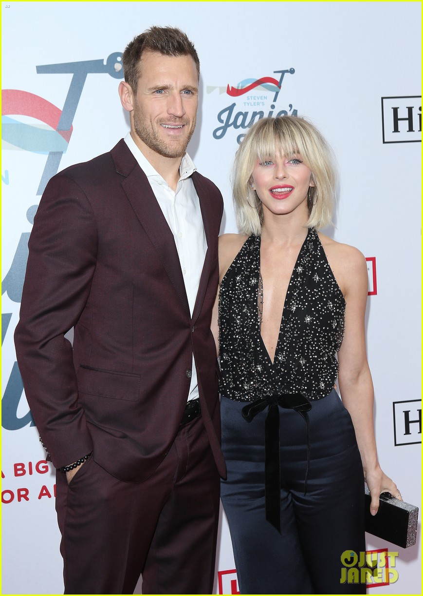Julianne Hough & Brooks Laich Settle Divorce, Nearly Two Years After