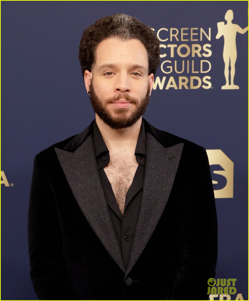 Vanessa Hudgens Looks So Fierce on SAG Awards 2022 Red Carpet!: Photo