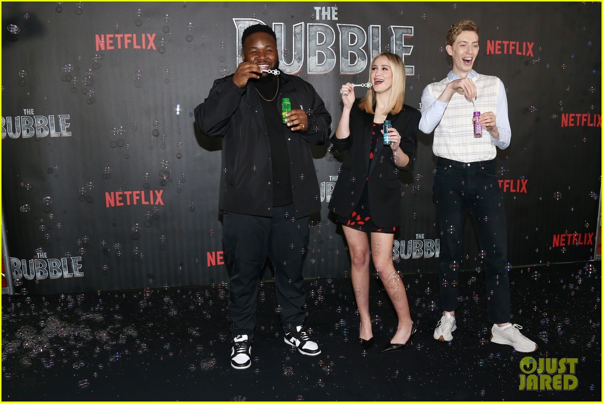 Iris Apatow Joins Parents Leslie Mann & Judd Apatow at 'The Bubble