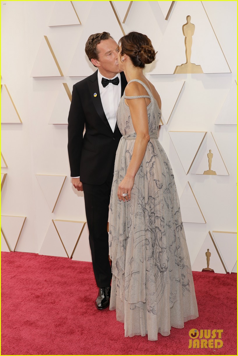 Nominee Benedict Cumberbatch Poses With Wife Sophie Hunter on Oscars