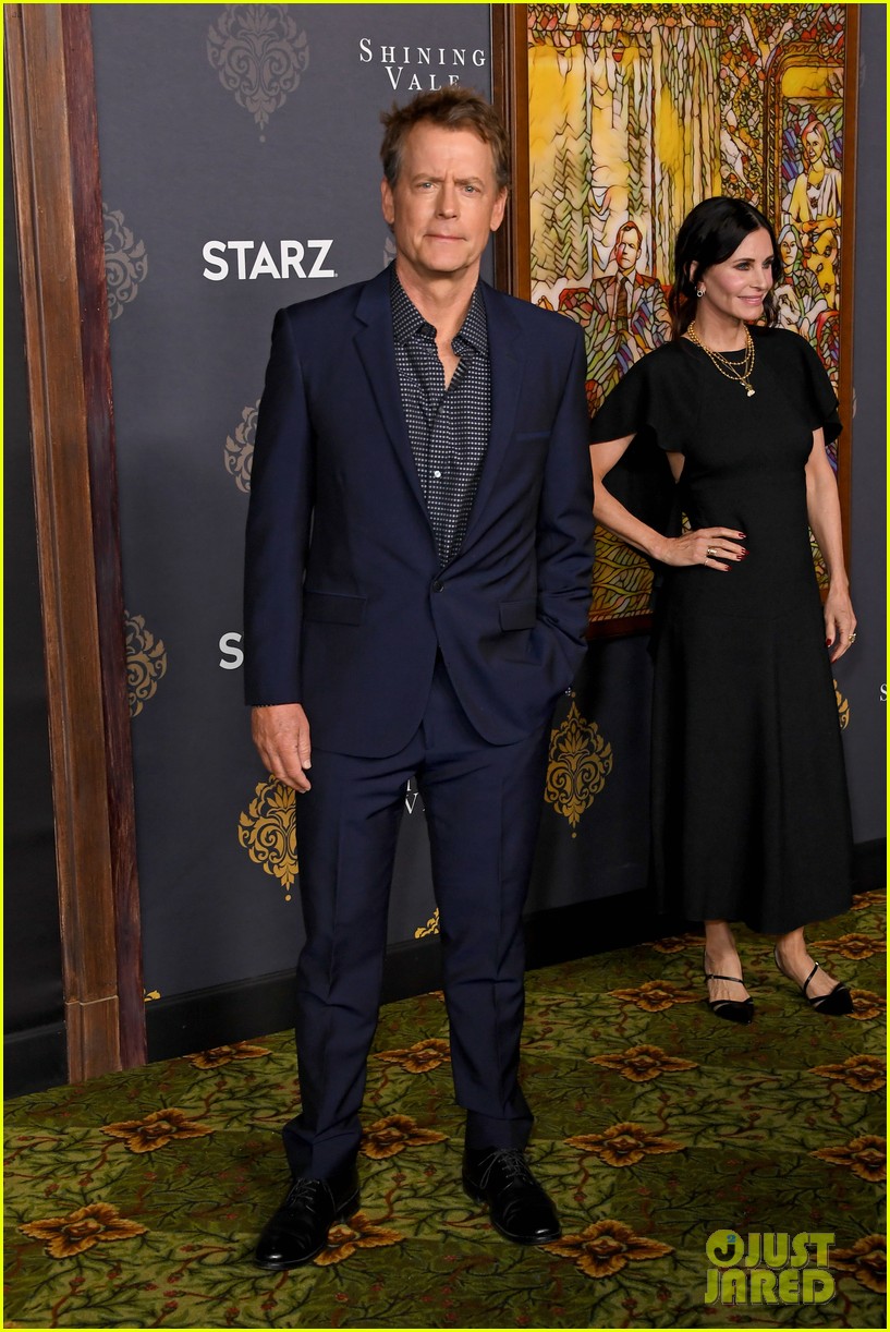 Photo: courteney cox mira sorvino shining vale premiere 30 | Photo