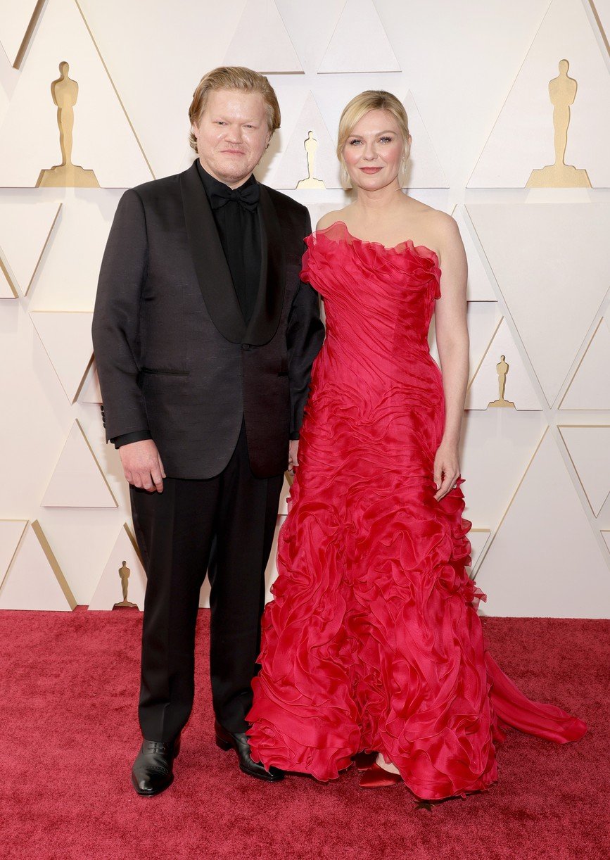 Kirsten Dunst Wore A Rosy Vintage Dress For Oscars 2022 With Husband