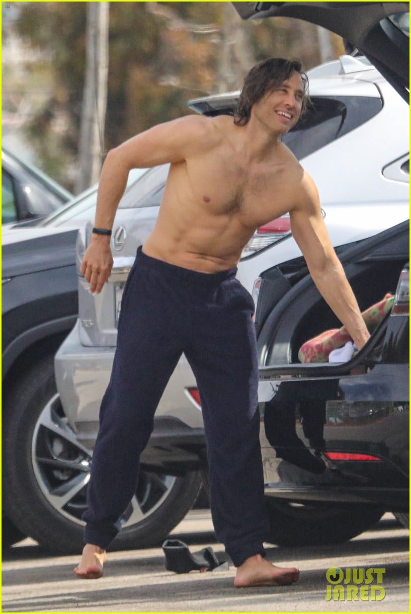 Paltrow's Husband Brad Falchuk Bares Ripped Body After Surfing