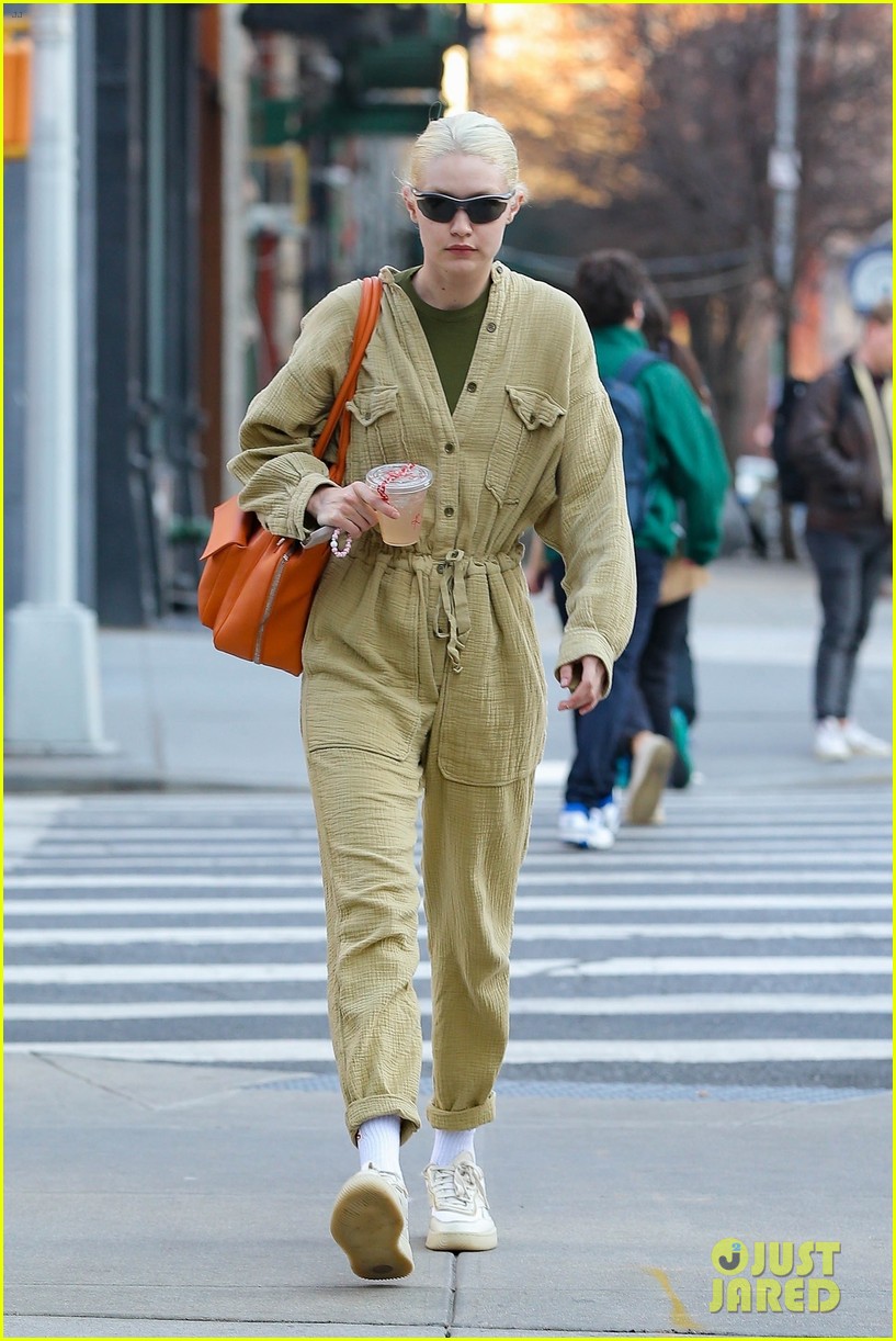 Me Memo Lot Gigi Hadid Wears Comfy Jumpsuit During Day Out in NYC: Photo 4725695 | Gigi  Hadid Photos | Just Jared: Entertainment News