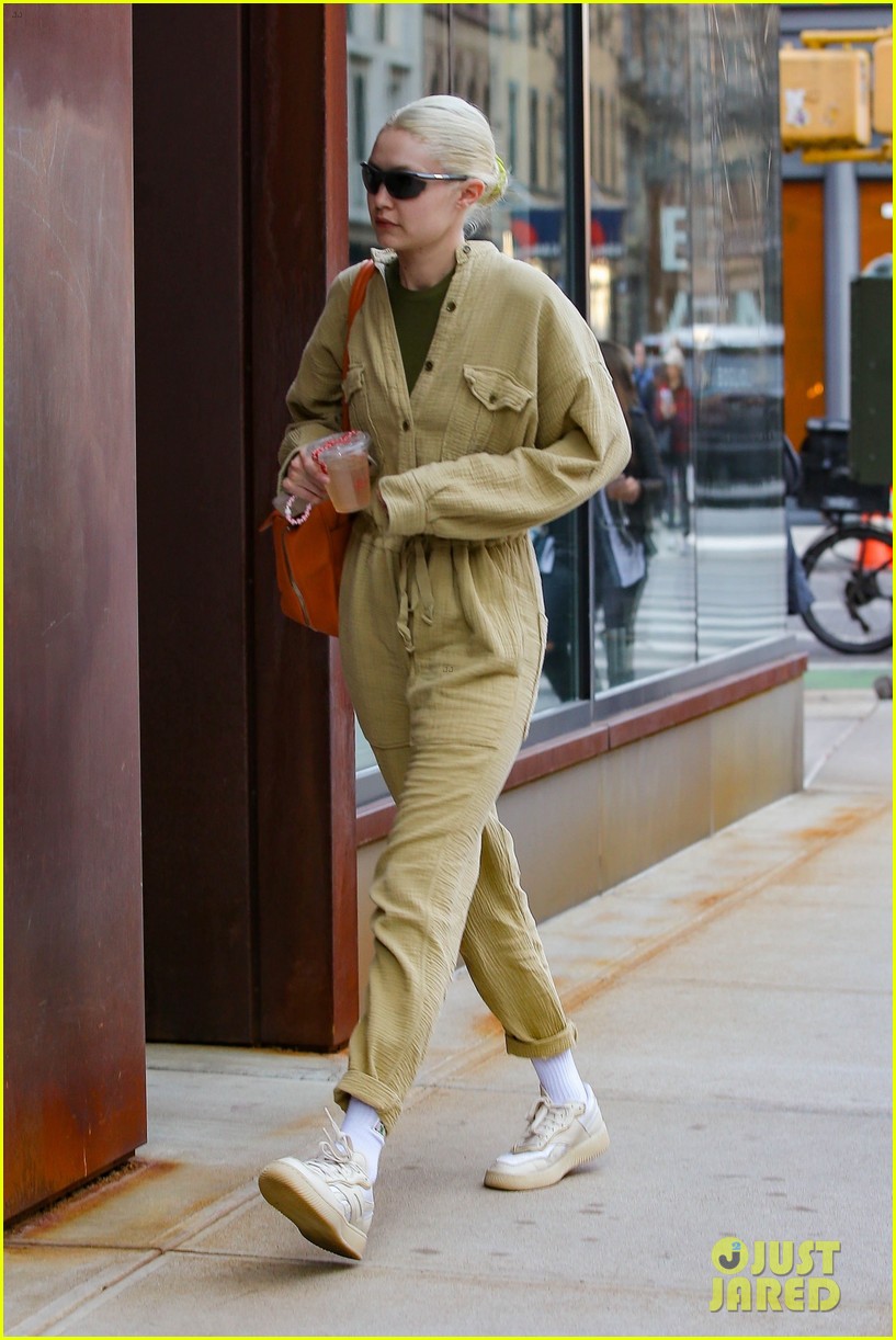 kasteel krijgen Kan worden berekend Gigi Hadid Wears Comfy Jumpsuit During Day Out in NYC: Photo 4725697 | Gigi  Hadid Photos | Just Jared: Entertainment News