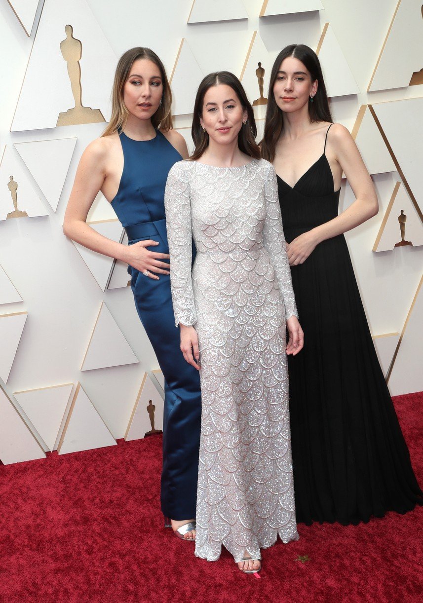 Licorice Pizza's Alana Haim Attends First Oscars With Sisters Danielle & Este By Her Side Photo
