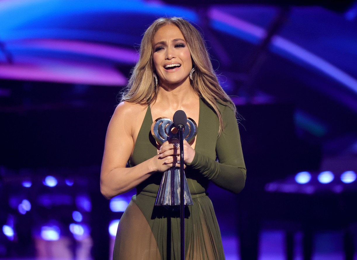 Jennifer Lopez Dedicates Her Icon Award To Her Fans at 2022 iHeartRadio Music Awards Photo