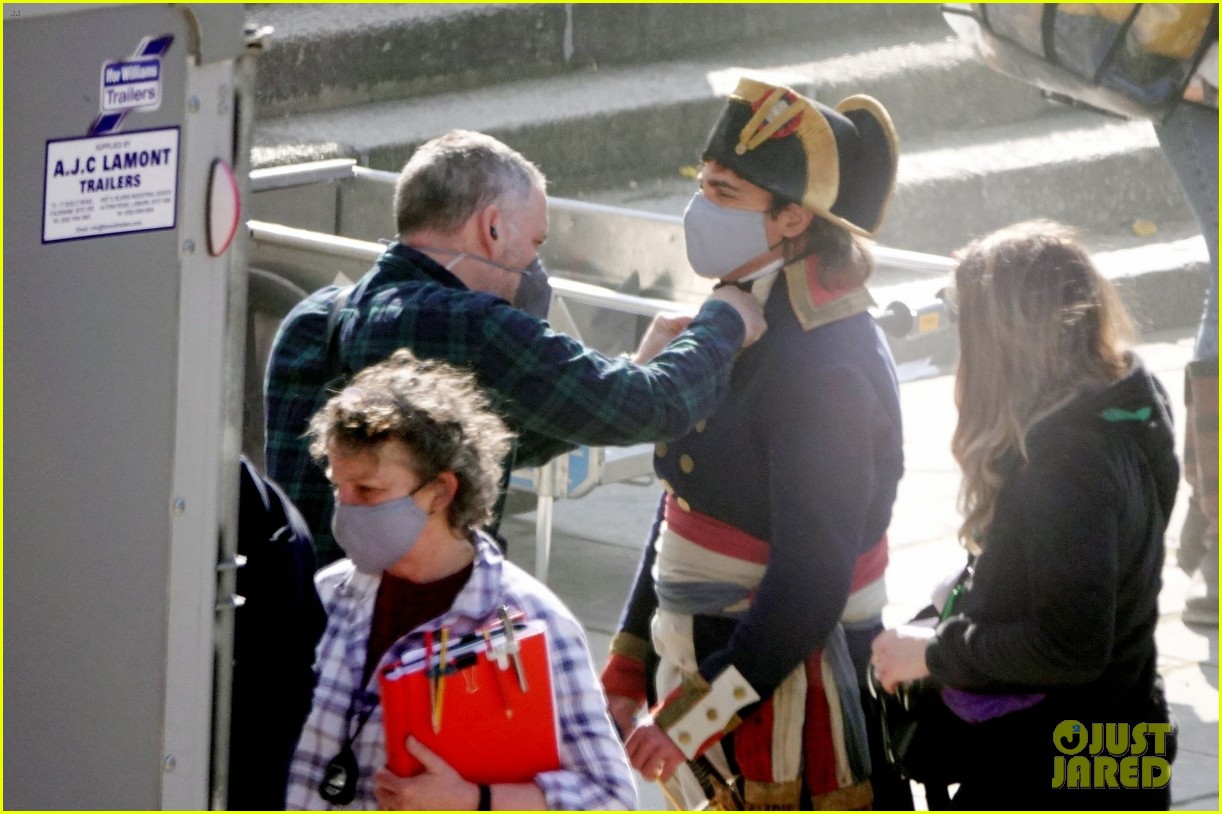 joaquin phoenix gets into character as napoleon filming new movie kitbag 164720306