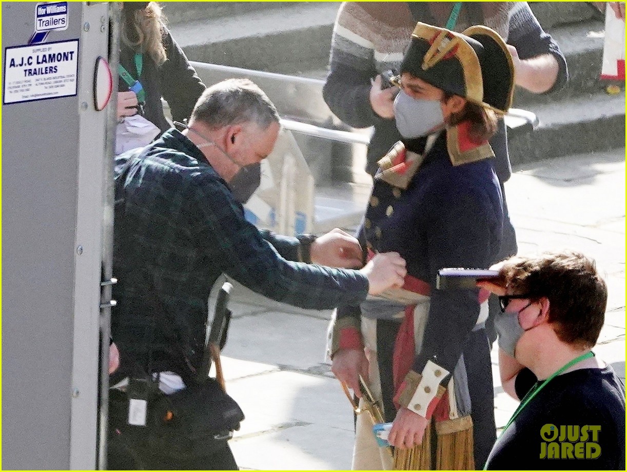 Photo joaquin phoenix gets into character as napoleon filming new