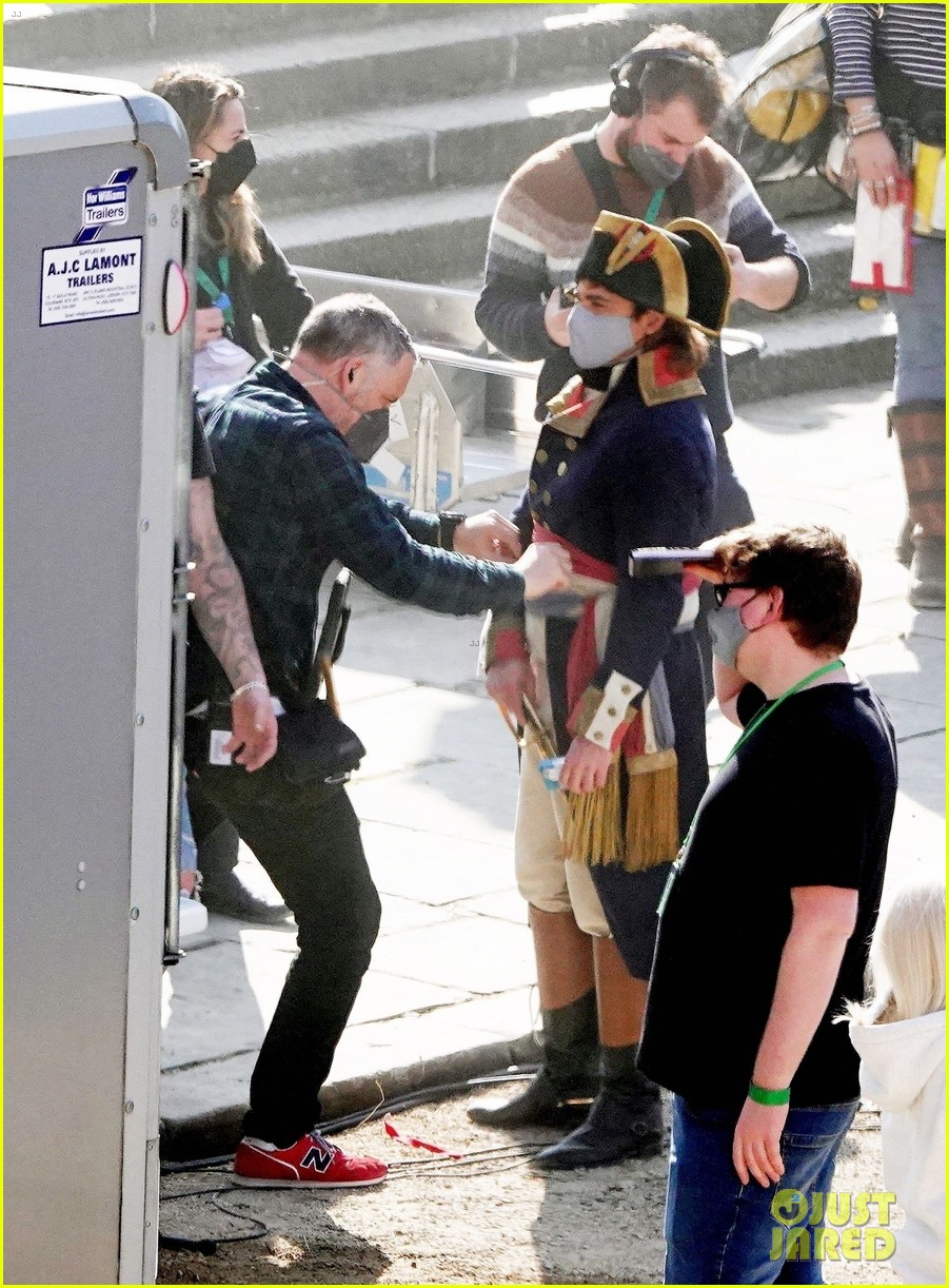 Photo joaquin phoenix gets into character as napoleon filming new