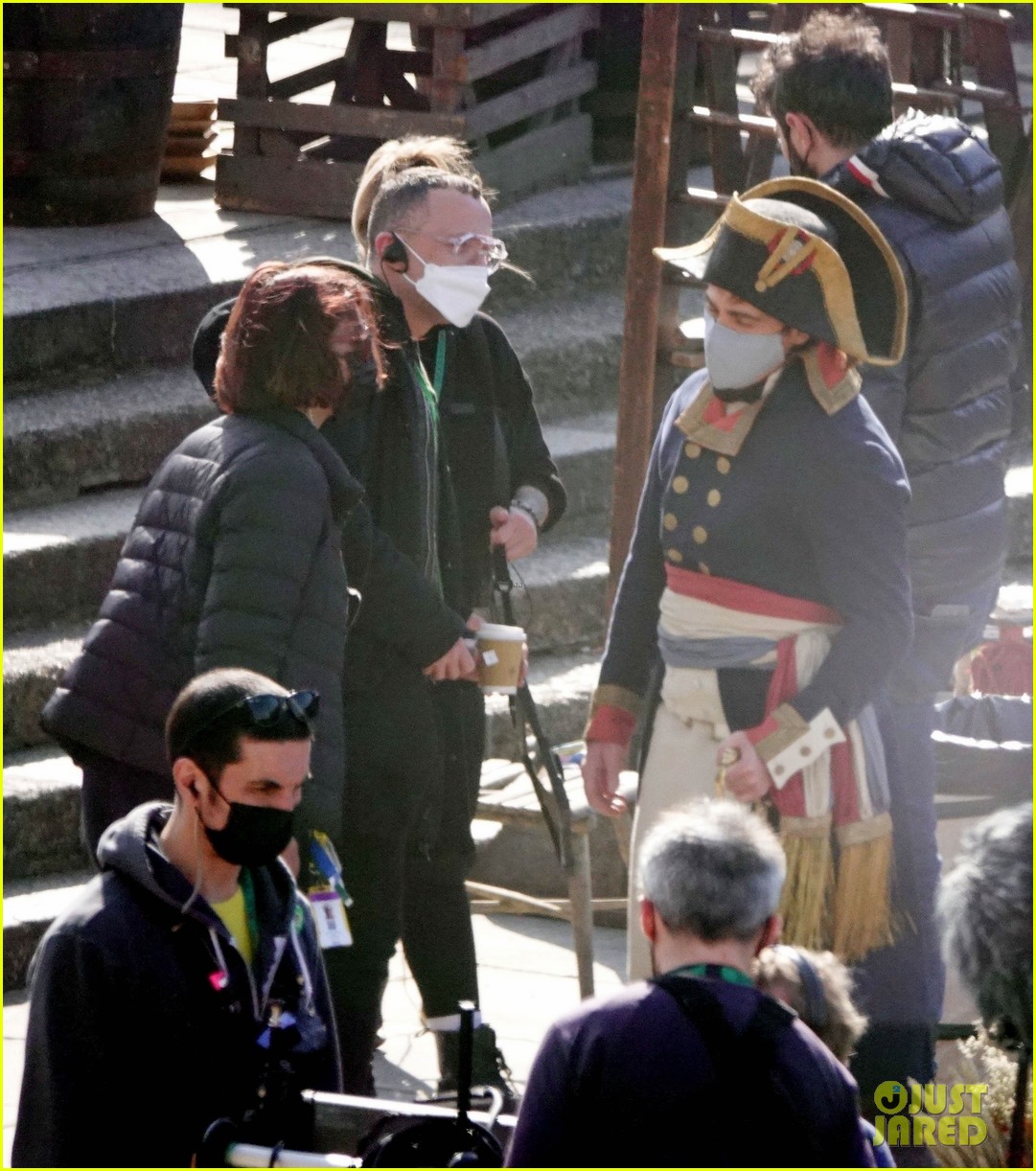 Photo joaquin phoenix gets into character as napoleon filming new