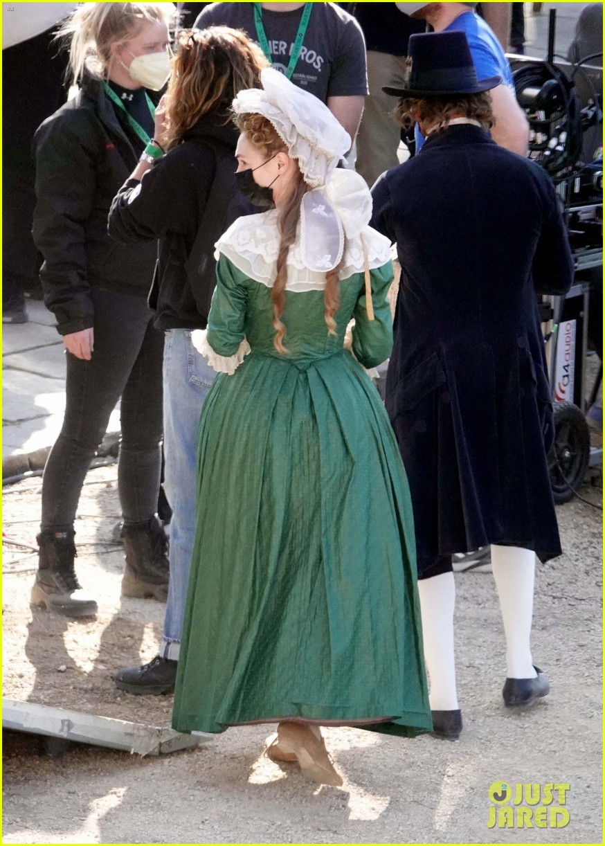 Photo joaquin phoenix gets into character as napoleon filming new
