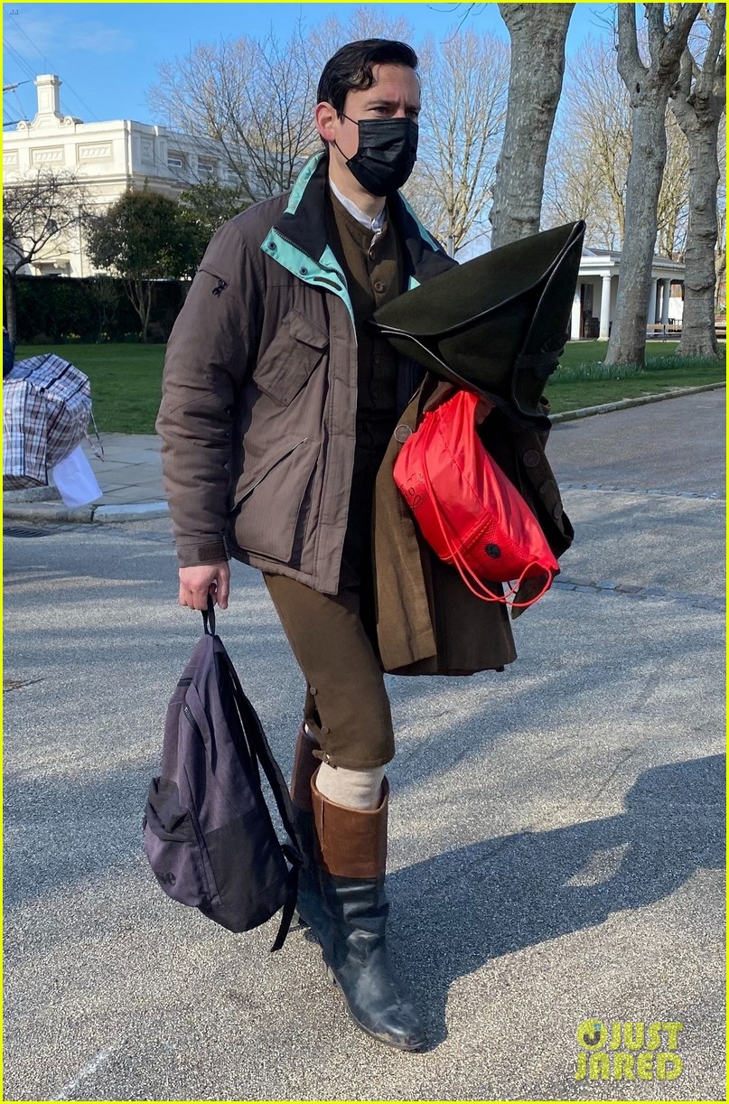 Photo joaquin phoenix gets into character as napoleon filming new