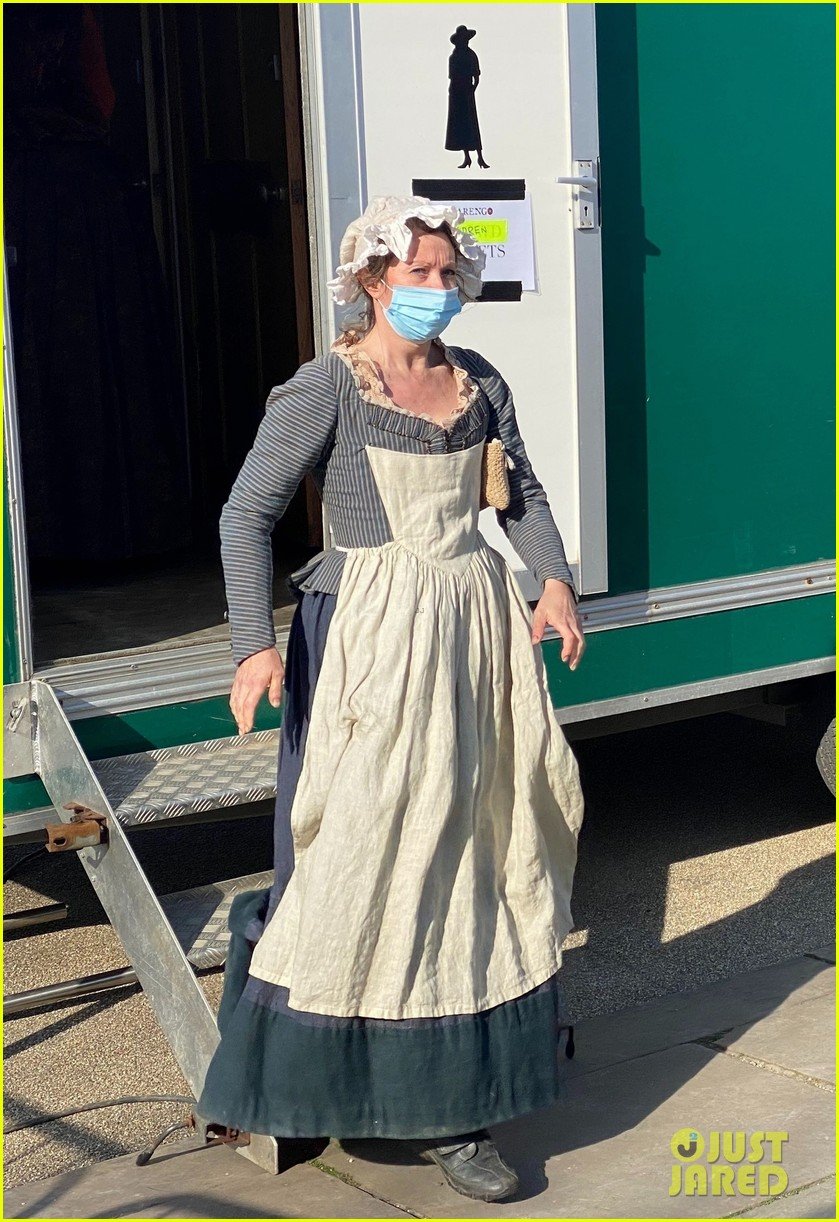 Photo joaquin phoenix gets into character as napoleon filming new