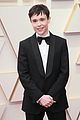 elliot page looks sharp gucci tux at oscars 01