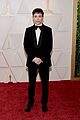 elliot page looks sharp gucci tux at oscars 02