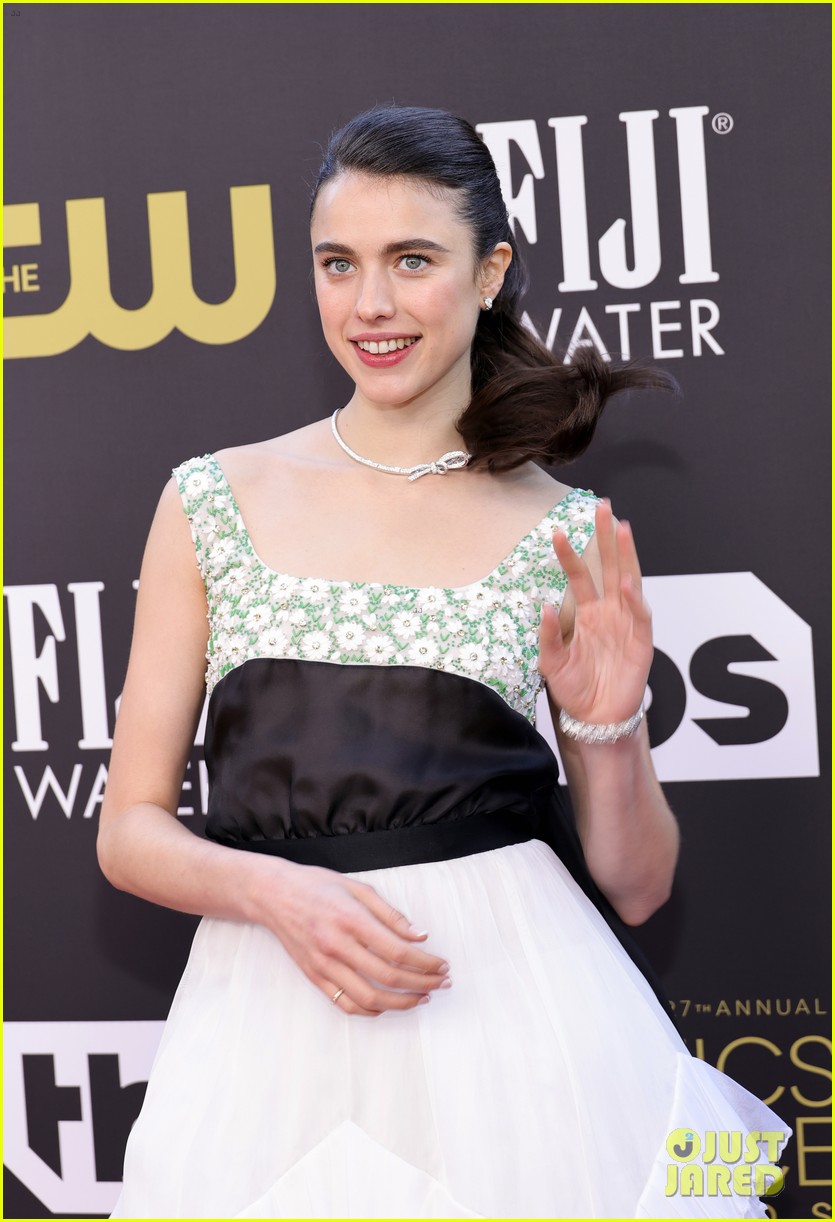 Photo: margaret qualley jack antonoff critics choice awards 2022 17