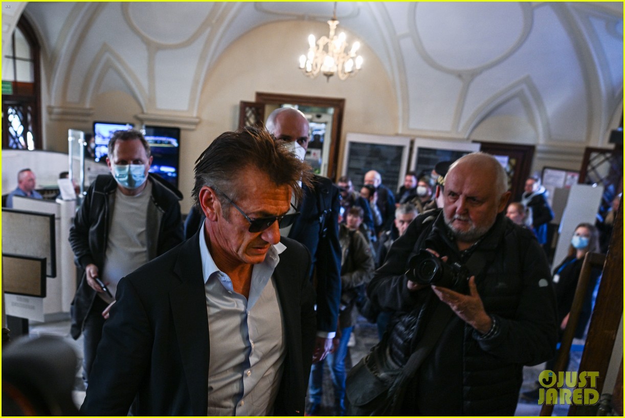 Sean Penn Pledges to Assist Ukrainian Refugees Amid Russian War 'I’m