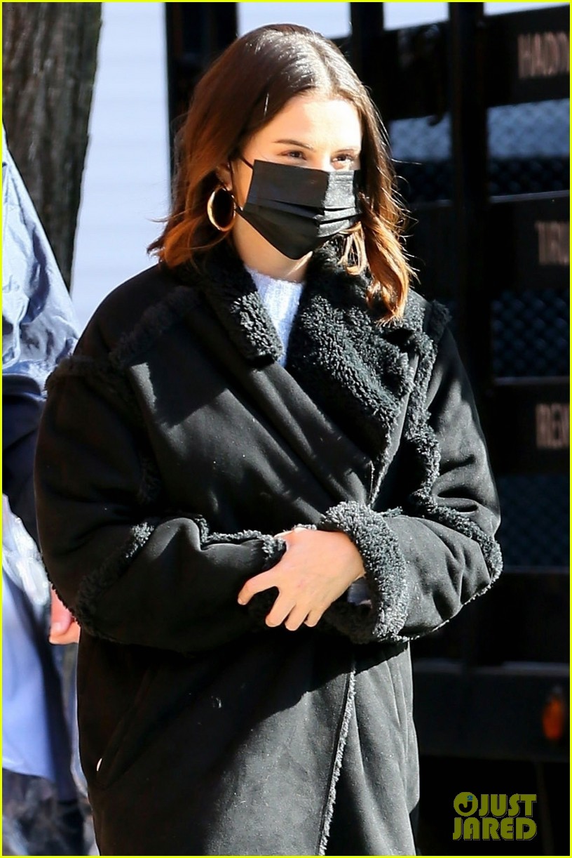 Selena Gomez Greets Fans as She Arrives on Set for &lsquo;Only Murders