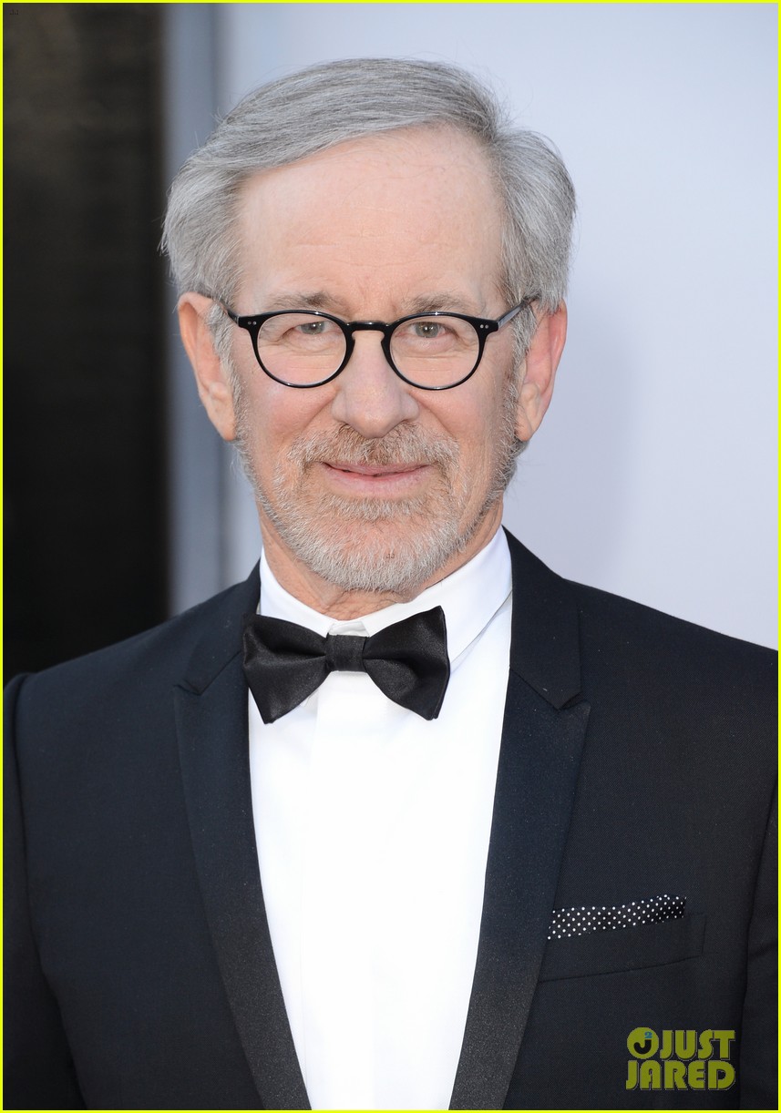 Steven Spielberg 'Disagrees' with the Oscar's Decision to Award 8(02)