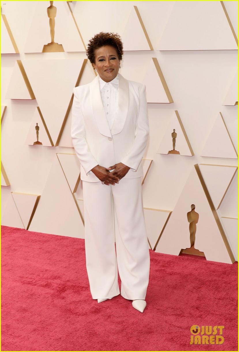 Oscars CoHost Wanda Sykes Is Joined by Wife Alex on the Red Carpet
