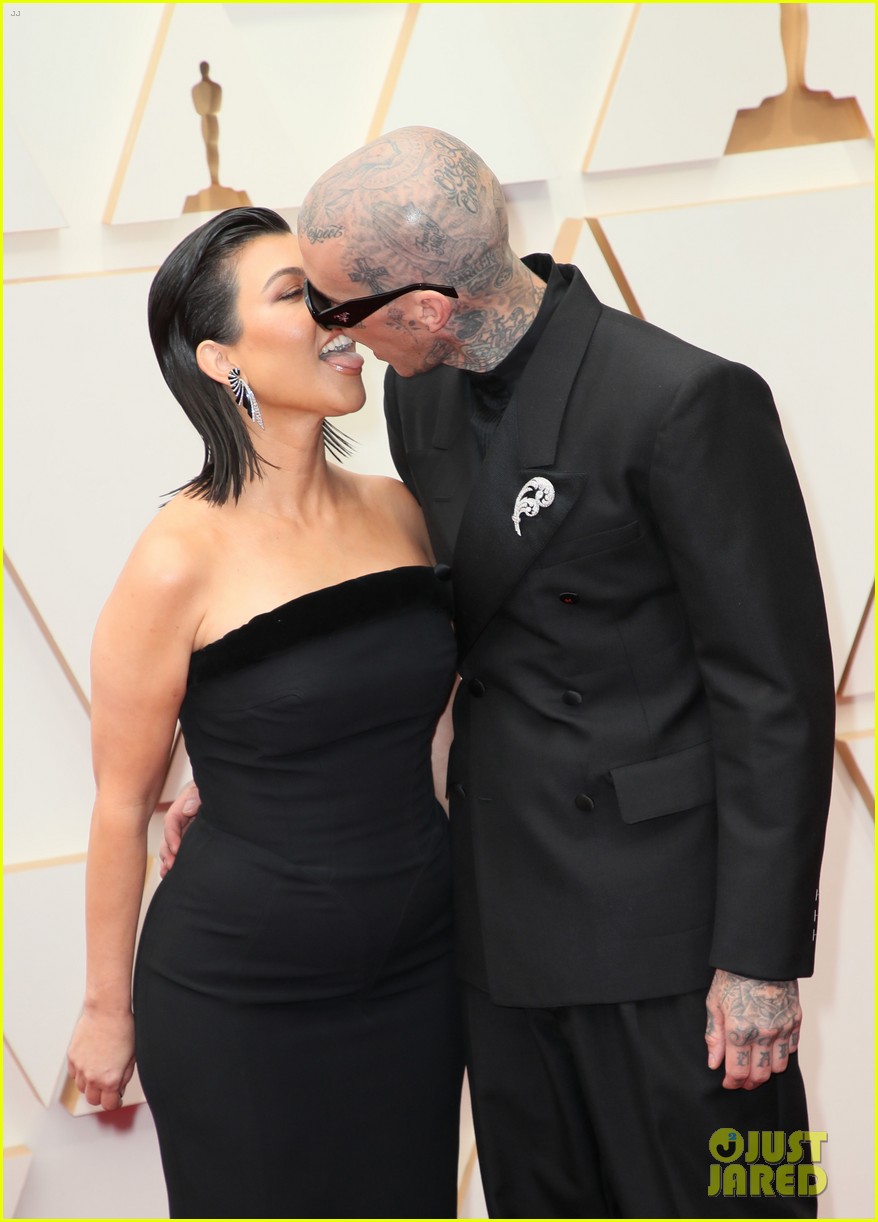 Travis Barker Defends Kourtney Kardashian PDA Criticism with NSFW(02)