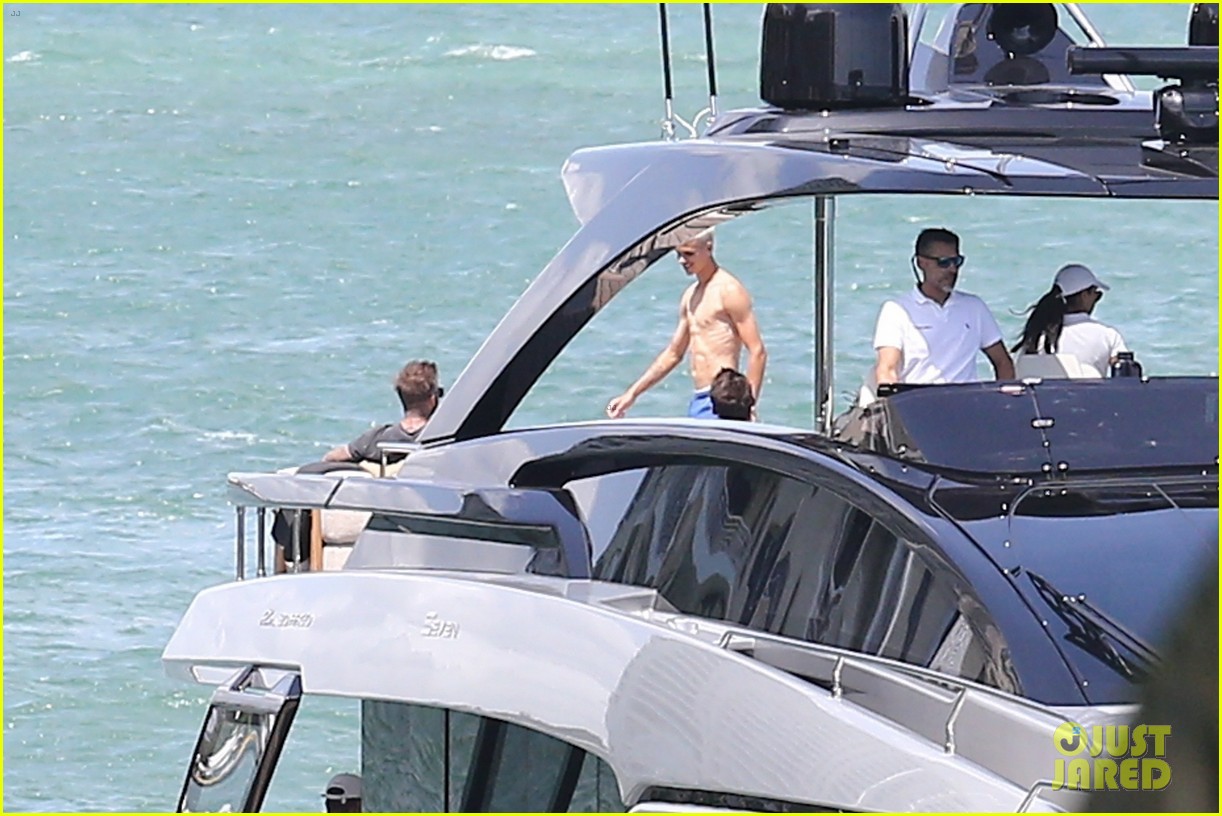 David & Victoria Beckham Relax On a Boat in Miami with Son Romeo See(01)