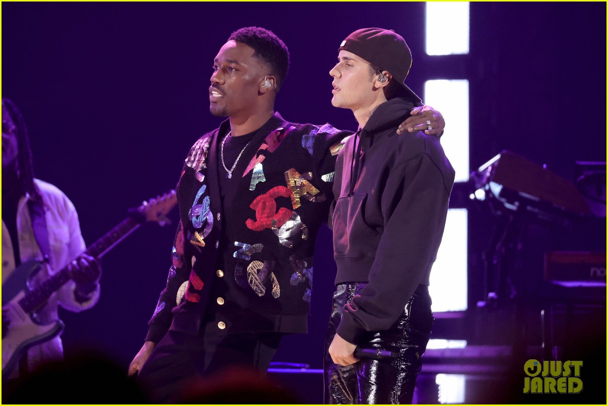 Photo justin bieber performs peaches at grammys 03 Photo 4739121