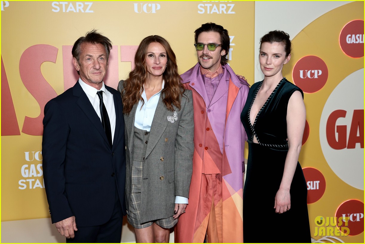 Julia Roberts & Sean Penn Join Forces at 'Gaslit' New York Premiere