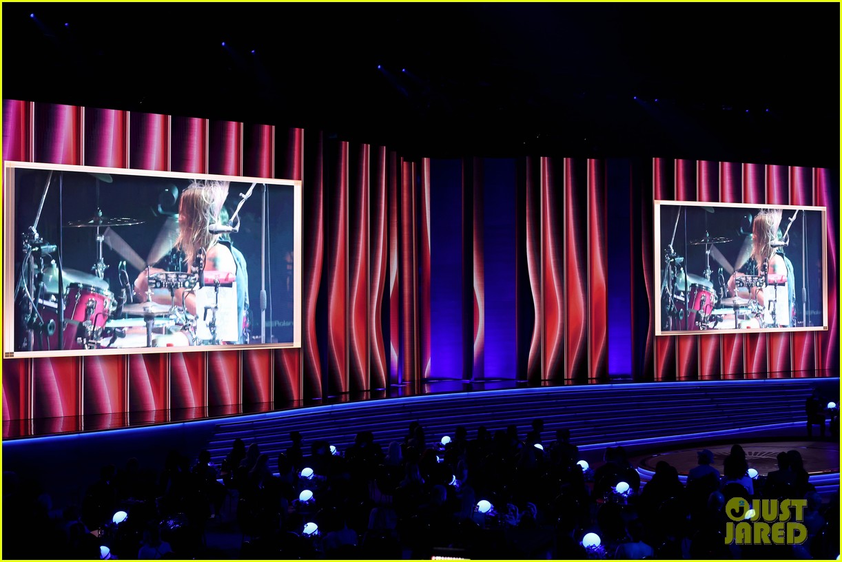 Late Foo Fighters Drummer Taylor Hawkins Gets Emotional Tribute at