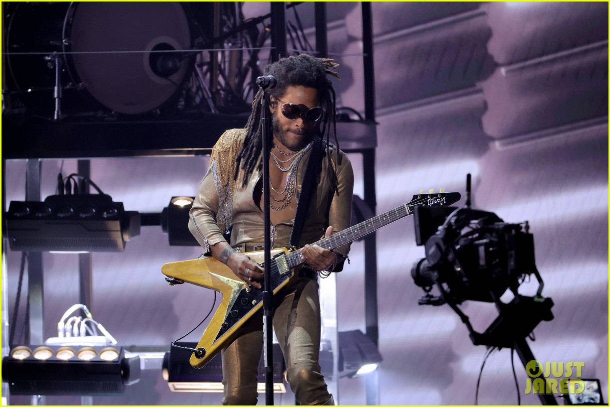 H.E.R. Performs Rock Medley with Lenny Kravitz & Travis Barker at