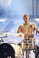 her performs with lenny kravitz travis barker at grammys 02