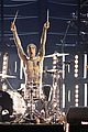 her performs with lenny kravitz travis barker at grammys 04