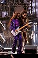 her performs with lenny kravitz travis barker at grammys 05