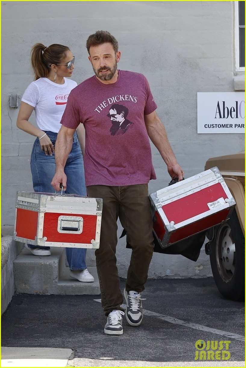 Jennifer Lopez & Ben Affleck Pick Up Some Filming Equipment While