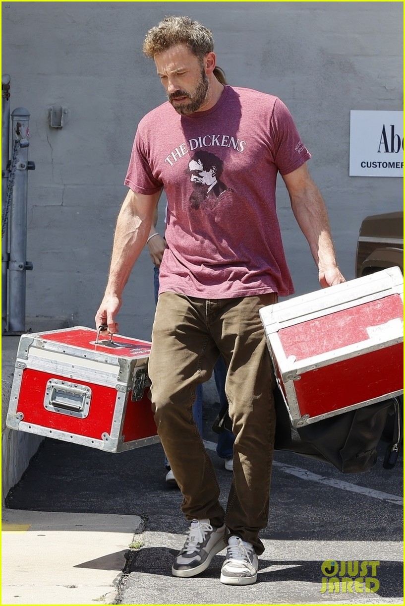Jennifer Lopez & Ben Affleck Pick Up Some Filming Equipment While
