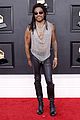lenny kravitz chainmail top grammys red carpet 05