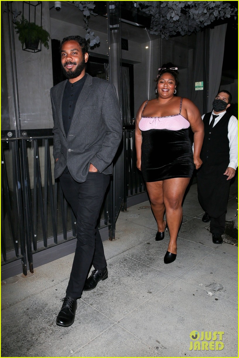 Lizzo Talks Mystery Man Photos, Confirms She's in a Relationship Photo(02)