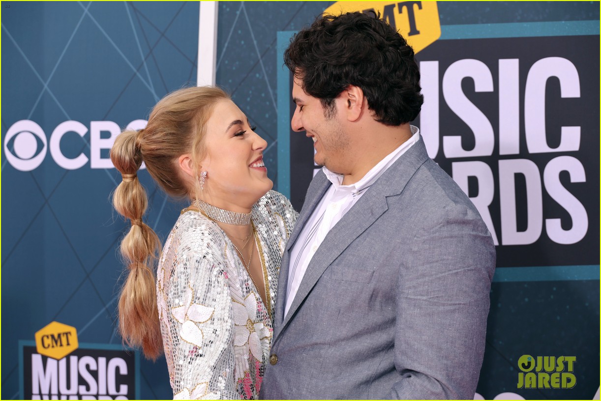 Maddie & Tae's Maddie Marlow Gives Most Emotional Speech of the Night