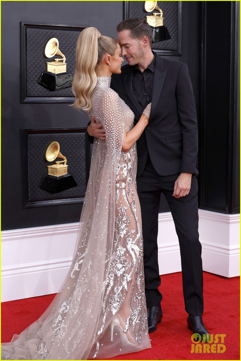 Paris Hilton Makes It A Date Night With Hubby Carter Reum at Grammys(02)