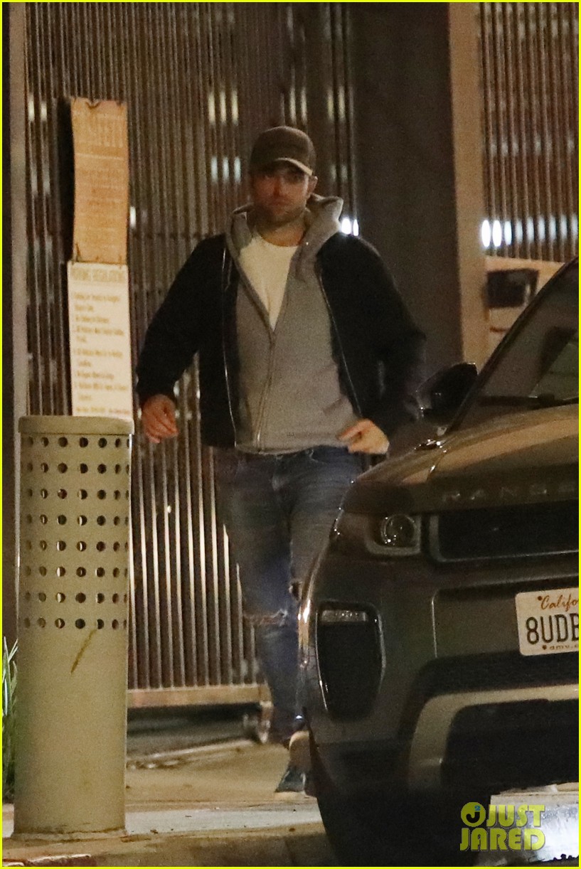 Robert Pattinson Keeps Low Profile While Visiting Girlfriend Suki