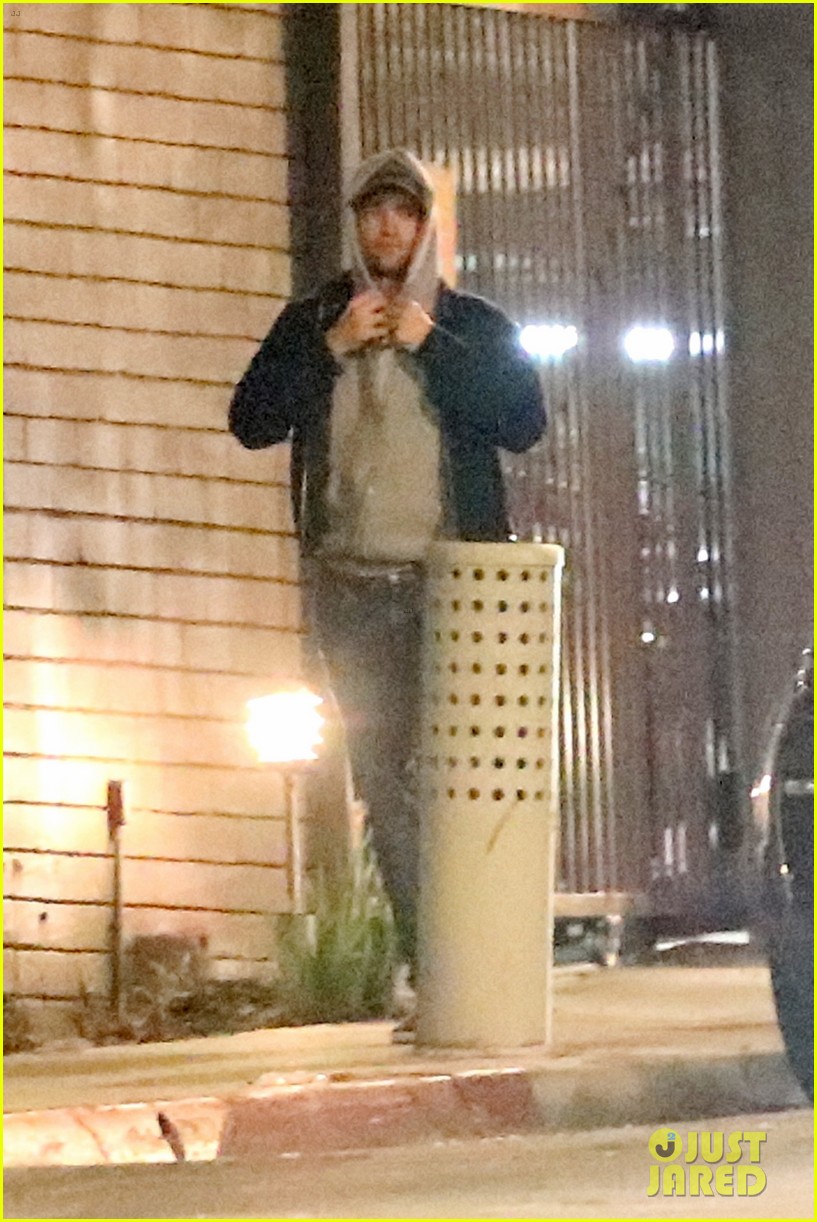 Robert Pattinson Keeps Low Profile While Visiting Girlfriend Suki