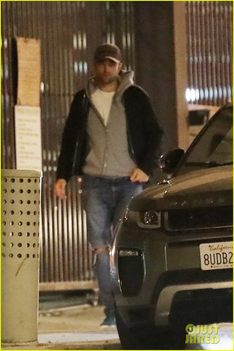Robert Pattinson Keeps Low Profile While Visiting Girlfriend Suki