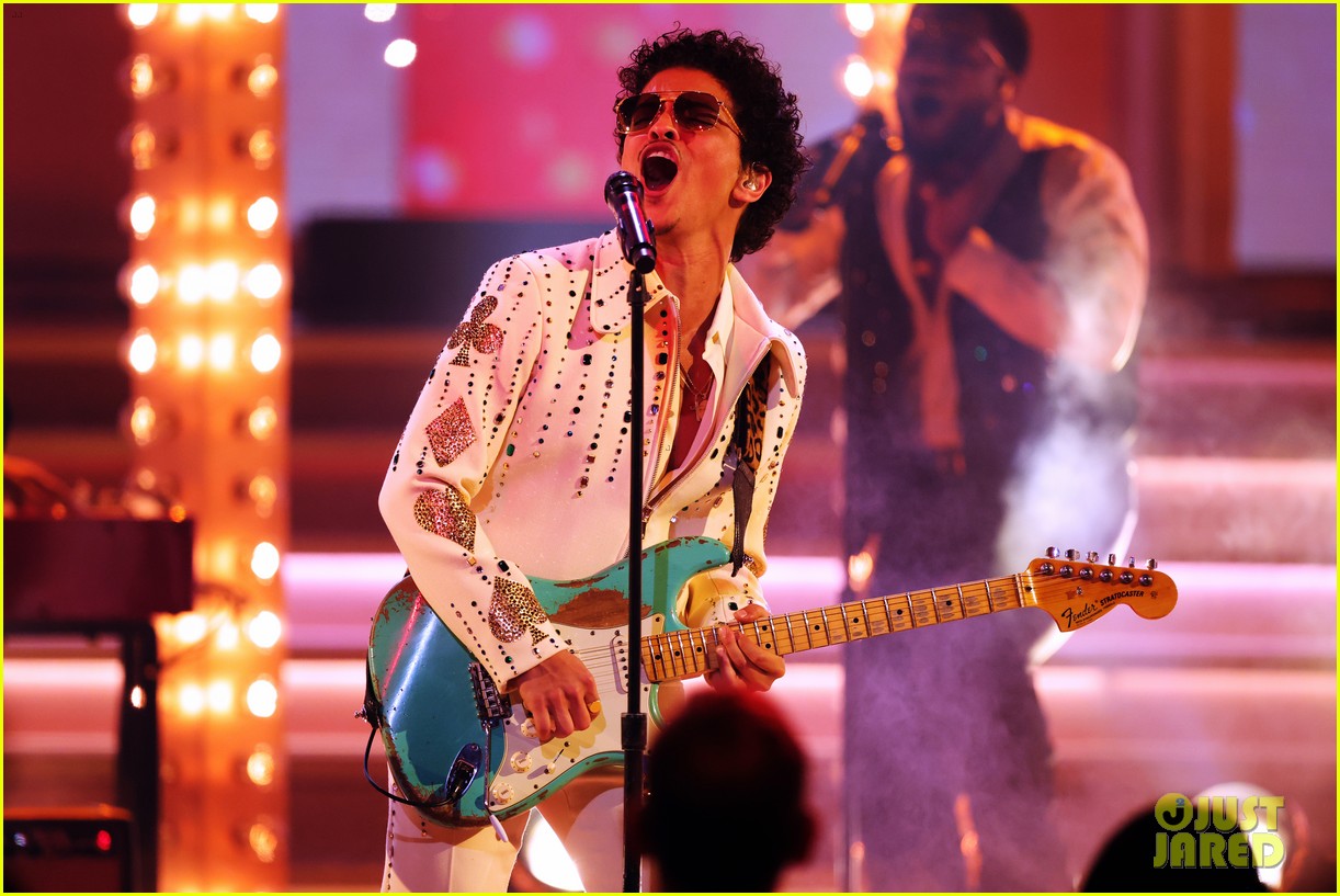 Bruno Mars & Anderson .Paak's Silk Sonic Opens Grammys 2022 with '777