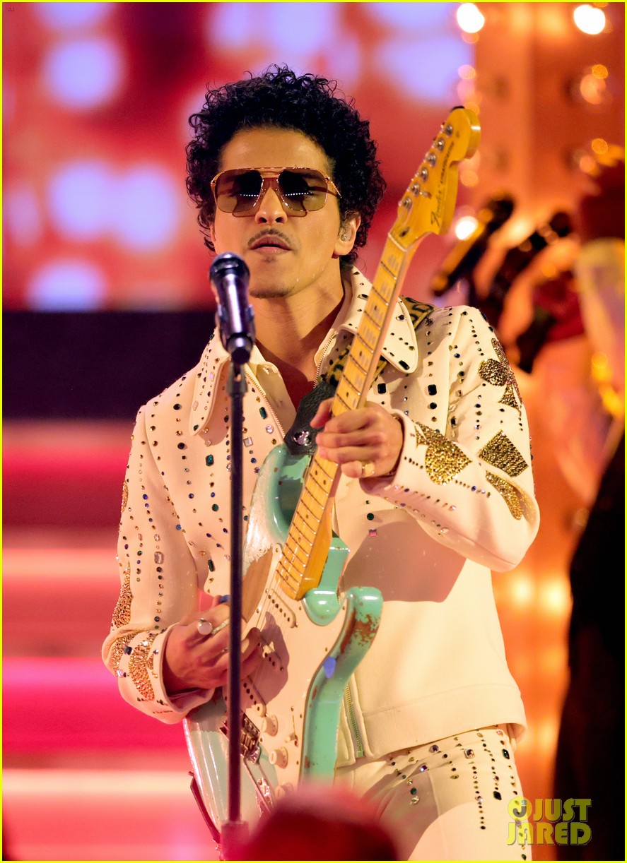 Bruno Mars & Anderson .Paak's Silk Sonic Opens Grammys 2022 with '777